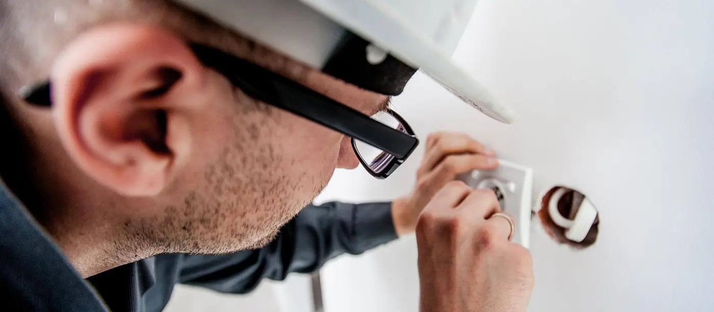 Elektriker bei der Arbeit an einer Installation